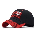 Dettaglio del ricamo I Love Canada su cappellino da baseball in cotone nero e rosso curvo - Nero e Tesa Rossa (Ricamo I Love Canada)