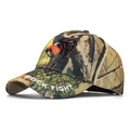 Detail der Camouflage-Baseballkappe mit weißer COCK FIGHT Stickerei und Hahn-Aufnäher am Schirm - Verstellbar / Tarnung Hahn Stickerei Stil