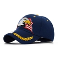 Ricamo dettagliato di aquila e bandiera USA su corona di cappello blu - Regolabile / Blu scuro