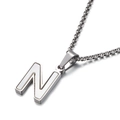 Collier en acier inoxydable avec chaîne rolo et pendentif lettre N incrusté de nacre - Style N (KN81192-K)