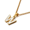 Collana in acciaio inossidabile dorato con ciondolo lettera W in conchiglia su sfondo bianco - Lettera W (KN81227-K)