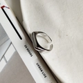 Minimalistischer geometrischer Ring aus 925er Sterlingsilber mit unregelmäßiger Fläche - Flachring J974 / Weißgold