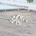 Künstliche weiße Schaumbeeren für DIY-Bastelarbeiten und florale Deko auf Holzfläche - 8mm / Perlweiß