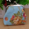 Detaillierte Nahaufnahme der Vintage Canvas Blumentasche mit klassischem Metall-Klippverschluss - Blau
