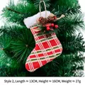 Addobbo calza di Natale scozzese rossa con pigne e bacche per albero di Natale - Stile Stivale