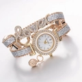Dettaglio del cinturino in oro rosa con scritta Love in cristalli e ciondolo a sfera - Argento (QS2512-017-01)