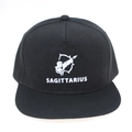 Dettaglio del cappello hip hop Sagittario fluorescente con visiera piatta in cotone nero - Regolabile / Sagittario