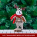 Renne en feutre avec écharpe rouge et gilet à carreaux sur socle en bois de Noël - Style 7 (Cerf gris blanc avec gilet à carreaux et base en bois)