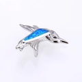 Macro de colgante de colibrí plateado con incrustación de ópalo azul y detalles precisos - Plata Azul Opale