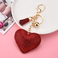 Detalle de llavero de corazón rojo con diamantes de imitación, borla y cierre de oro - Rojo