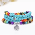 Dettaglio di perline chakra turchesi con un ciondolo argentato dell'Albero della Vita - Albero della vita - 108 Perle di Turchese