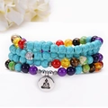 Dettaglio del bracciale con 108 perle di turchese e un ciondolo a forma di Buddha - Testa di Buddha - 108 Perle di Turchese