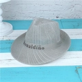 Grauer Strohhut in Fedora-Form mit Ronaldinho-Band auf gestreiftem Hintergrund - M (56-58cm) / Grau