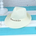 Klassischer cremefarbener Strohhut im Fedora-Stil mit Ronaldinho-Band auf blauem Holz - M (56-58cm) / Cremeweiß