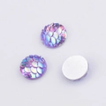 Detail von 10 mm lila Fischschuppen-Resin-Cabochons mit irisierender Textur und Rückseite - Irisierendes Violett(2)