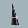 Goldener Ring mit rosa Wirbel-Aufsatz auf schwarzem Acryl-Kegel Schmuckständer - Massives Acryl Schwarz
