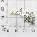 Silberner Revolver-Anhänger aus Legierung mit Rosendetail auf mm-Skala Gitter - Pistole 3000 (3,5g)