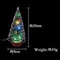 Mini-LED-Zeder-Weihnachtsbaum mit Kunstschnee auf einem rustikalen Holzsockel - Bunter Lichtstil / 20cm