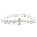 Bracciale di perle in turchese bianco con un ciondolo a croce centrale su bianco - Howlite