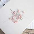 8mm perlrosa künstliche Beeren auf weißem Buch mit natürlichem Holzhintergrund - 8mm / Perlmutt-Rosa