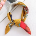 Elegante foulard in raso di seta a pois geometrici oro e blu annodato morbidamente - 50*50CM / FX-41 Cavallo a scacchi