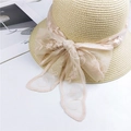 Cappello di paglia beige con fiocco in pizzo rosa ricamato con motivi floreali - Rosa