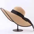Cappello di paglia beige a tesa larga con nastro nero e bordo a onde per il mare - M (56-58cm) / Bordo Nero Cachi