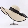 Eleganter Sonnenhut aus Stroh in Beige mit schwarzer Bandschleife und breiter Krempe - M (56-58cm) / Schwarzer Rand Beige