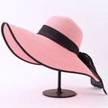 Rosafarbener Strohhut mit breiter Krempe, schwarzer Schleife und Kantenverzierung - M (56-58cm) / Rosa mit schwarzem Rand
