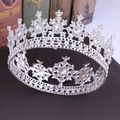 Detailansicht der silbernen Barock-Brautkrone mit Kristallen auf antiken Büchern - Silber Weiß