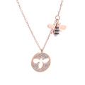Collier abeille en or rose avec cristaux incrustés sur fond blanc minimaliste - Collier