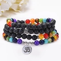 Bracciale Chakra in pietra lavica 108 grani con ciondolo Om e accenti di loto argento - Stile Simbolo OM