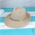 Beiger Strohhut mit braunem Ronaldinho Dekoband auf einer blauen Holzoberfläche - M (56-58cm) / Khaki