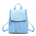 Mochila de cuero PU azul cielo con herrajes metálicos y cierre de solapa ajustable - Azul claro