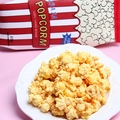Dettaglio di ciondoli popcorn in resina e confezione in miniatura a strisce rosse da 23g - Giallo Latte Misto