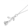 Makroaufnahme einer 304 Edelstahl Rosenkette mit poliertem Silberfinish für Damen - Stahlfarbe