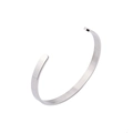 Primer plano del brazalete abierto de 6mm en acero inoxidable pulido color plata - Color Acero (Diámetro Interior 65MM)