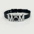 Dettaglio macro del charm MOM su bracciale a maglia in acciaio nero con fibbia - MOM Nero