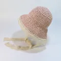 Dettaglio della trama del cappello di paglia rosa con nastri in pizzo floreale - Bambino (50-54cm) / Rosa