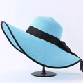 Cappello di paglia a tesa larga azzurro da donna con nastro nero e decorazione a fiocco - M (56-58cm) / Celeste con bordo nero