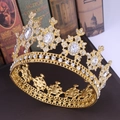Makroaufnahme einer goldenen Barockkrone mit Strass und Kristallen auf antiken Büchern - Gold Weiß Stil