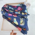 Detail eines dunkelblauen Seidenschals mit Katzenprint und Ginger Tabby Muster auf Rahmen - 90cm / Marineblau