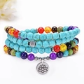 Dettaglio del bracciale multistrato a 108 grani turchesi con ciondolo a forma di loto - Loto - 108 Perle di Turchese