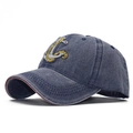 Detailaufnahme der maritimen Anker-Stickerei auf der gewaschenen Denim-Baseballkappe - Verstellbar / Marineblau