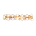 Dettaglio di un fermaglio in metallo con perle bianche e strass scintillanti - YJ006 Corto (Perla Strass Lineare)