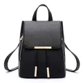Mochila de mujer en cuero saffiano negro con herrajes dorados y solapa con cordón - Negro