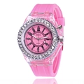 Detailansicht der pinkfarbenen Quarzuhr mit transparentem Gehäuse und Strass-Lünette - Rosa