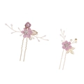 Vue détaillée de deux épingles à cheveux dorées avec fleurs violettes et perles - Violet