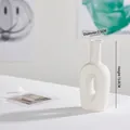 Moderne weiße, hohle, kreisförmige Keramikvase mit matter Oberfläche im Nordic-Design - Elegant hohl (Mini) (Grau-Weiß)