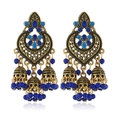 Detalle de pendientes bohemios con cuentas azules y acabado dorado antiguo - Oro Antiguo Azul Real